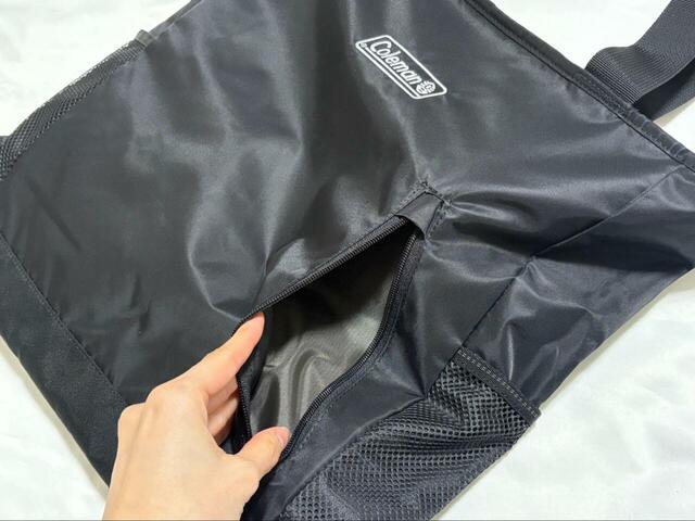 【Coleman 2WAYバックパックトート】表面には約縦34×横30.5cmの大きなポケットもあって便利！