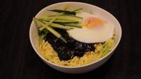 お皿に具材とともに盛り付けてソースをかけ、paldo ジャージャー麺（ジャジャン麺）が完成