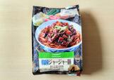 【アサヒコ pulmuone 韓国ジャージャー麺 1280g（4人前） 1498円】とろみのある黒いソースと甘めの味付けが特徴