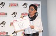 『キン肉マン』の超人・ブロッケンJr.の似顔絵を描いてみせた小沢一敬さん。他にアシュラマンの似顔絵も披露