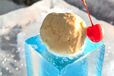 【リゾナーレトマム】アイスヴィレッジ内の「氷のパーラー」で提供される氷のクリームソーダ（1,500円）