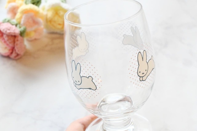 【「タイトーくじ　ブルーナアニマル　Dot Pattern Collection」】C賞　パフェグラス／4方向にうさぎが描かれていてどの方向からでも楽しめます