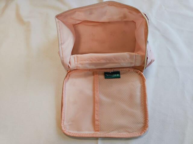 【ゼクシィ5月号：付録 Afternoon Tea LIVING ブライズBIGポーチ】蓋裏部分にも、ポケットあり