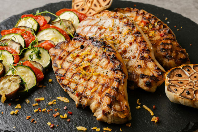 「【フランス】スパイスでマリネした 豚ロースのグリル」<期間:2026年7月1日~9月30日>【酷暑を乗り切る“夏のごちそう”が「ホテルグランヴィア広島」に集結!世界各国の肉料理を楽しむ「旅するビュッフェ 世界の肉フェア」開催!】
