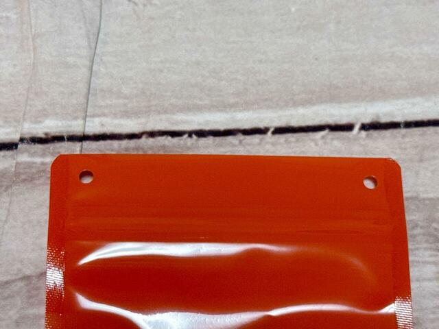 上部に穴付きなので、付属のストラップをつければショルダーバッグとして使えるのがうれしいポイント