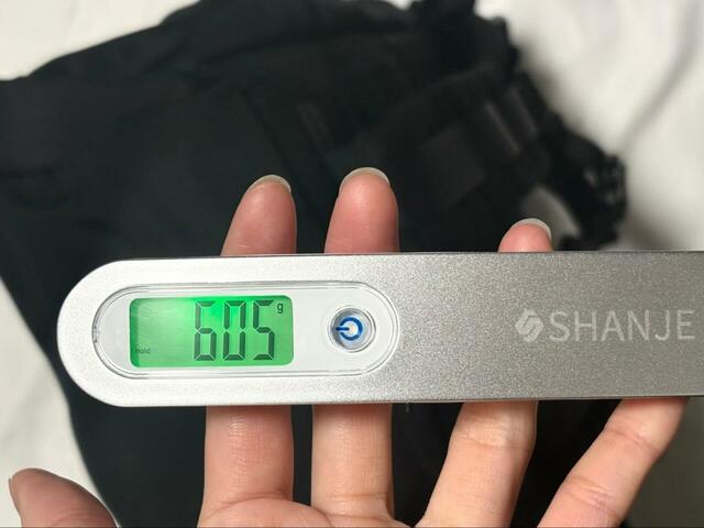 【ワークマン 汚れが落ちやすいカジュアルデイバッグ】重さ約605g。荷物をたくさん入れても体に負担がかかりにくいつくりです