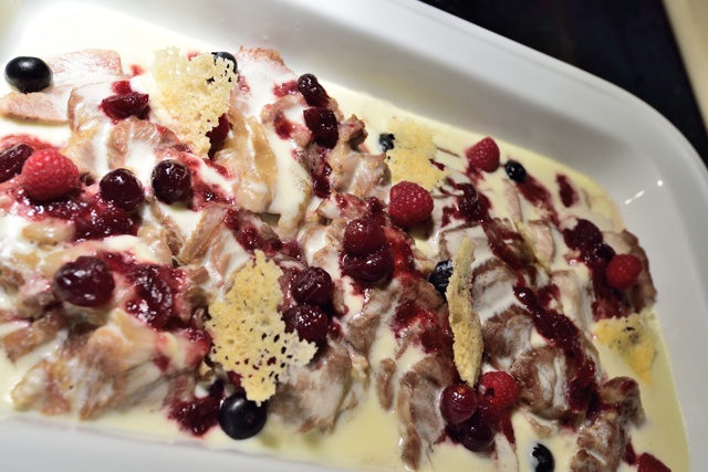 ローストポーク チーズクリームソース ©Disney