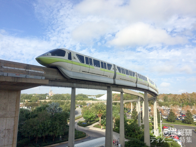 ディズニー・コンテンポラリー・リゾートは、建物の中をモノレールが通っている。
