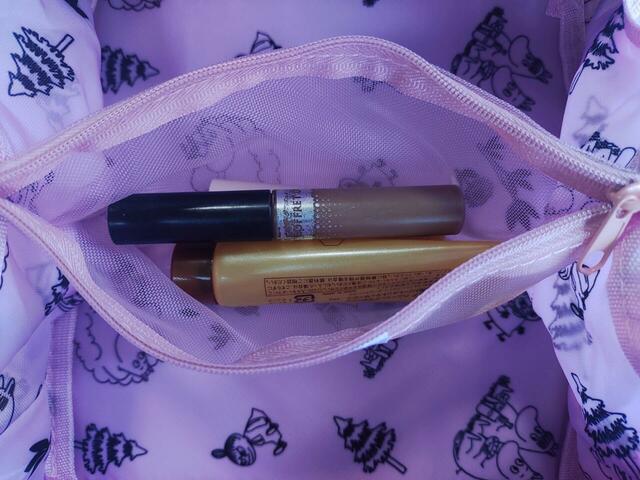 中央にはファスナー付きのメッシュポケット