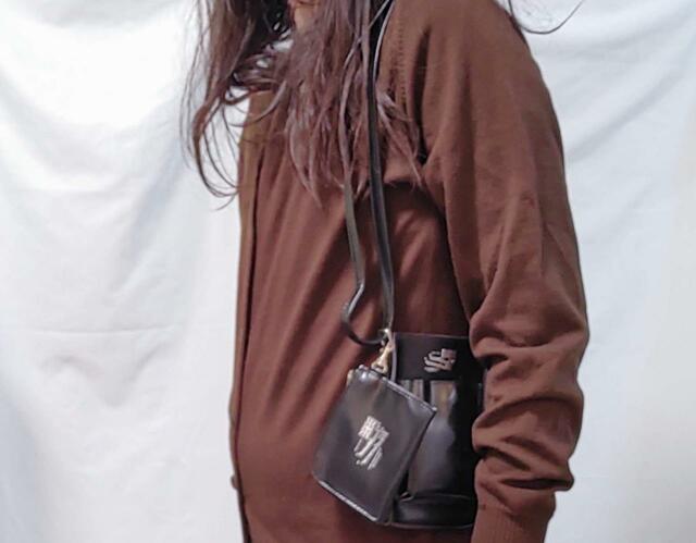 ショルダー持ちをした状態