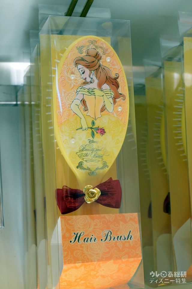 リボンがワンポイントのヘアブラシ