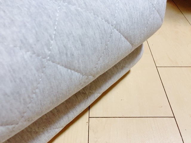 【ニトリ 綿入り洗えるキルトラグ(オーガニックコットン混 OGキルト s185X185 TC13)】サイズは130×185cm、185×240cmもあります