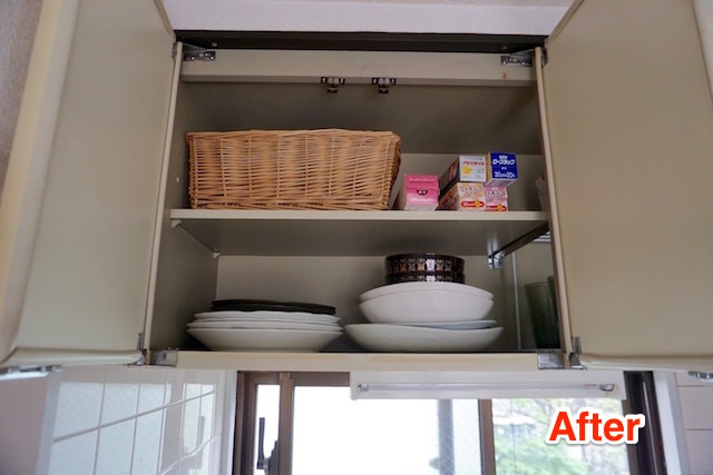 大きなお皿はシンク上へ。ワンタッチで取り出せる