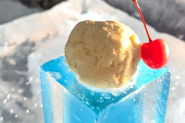 【リゾナーレトマム】アイスヴィレッジ内の「氷のパーラー」で提供される氷のクリームソーダ（1,500円）