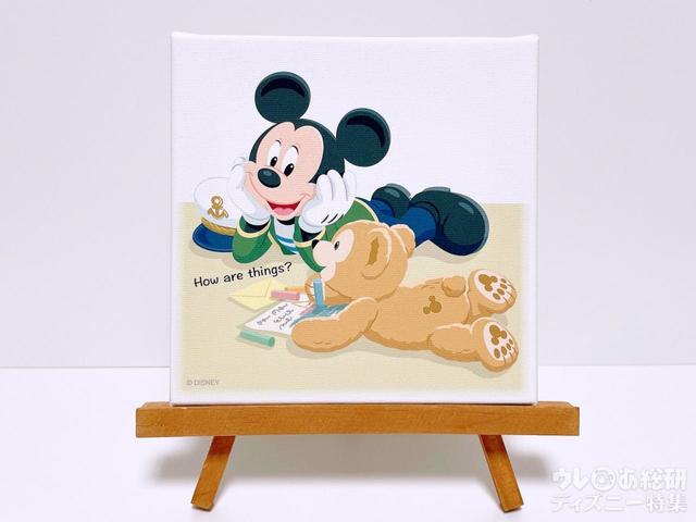 お手紙を書くダッフィー