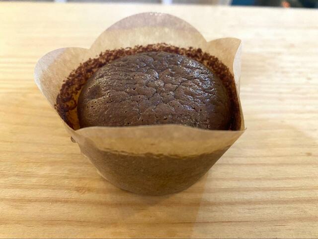 【ファミリーマート とろけて美味しいフォンダンショコラ】マフィンカップに入った丸型