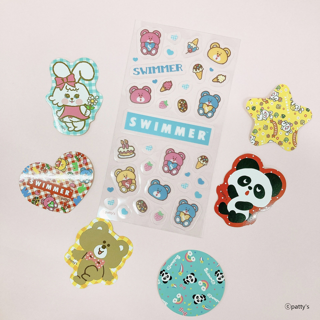 クリアステッカー(1種)110円（税込）、ダイカットシール２Ｐ(2枚入り×3柄)110円（税込）ⓒpatty's co.,ltd.All rights reserved.