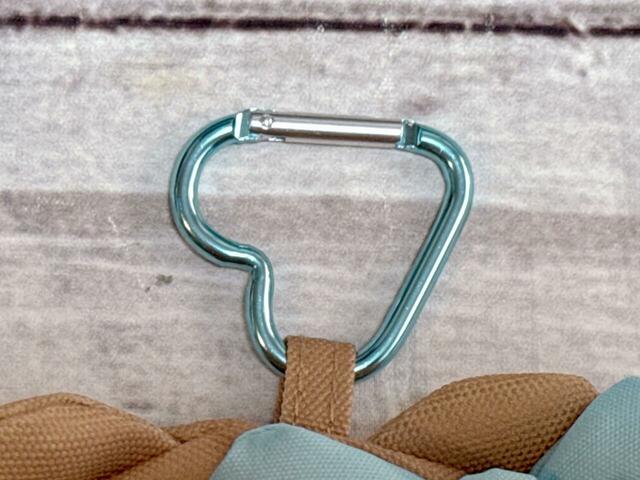 カラビナも爽やかなブルーカラー。ハート型がかわいい!