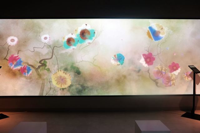 「COLORS」のモニタ画面に咲く花々