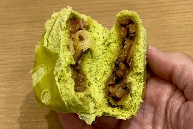 green PAO（油淋鶏饅）・大山鶏で作った、ちょいピリ辛の鶏肉饅／TOKYO PAO