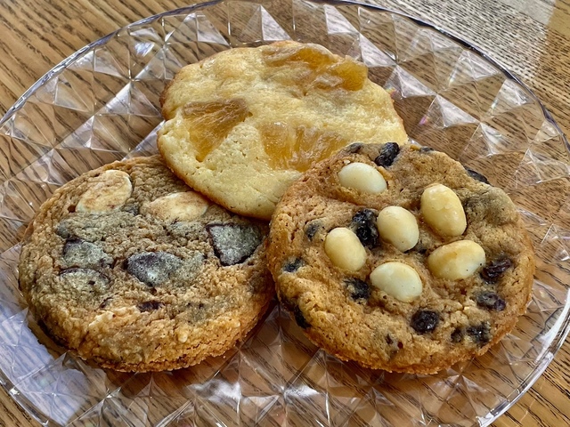 【銀座ベーカリー】「レアーズ」。(上から時計回り)パイナップル、マカデミアレーズン、チョコレートチャンク