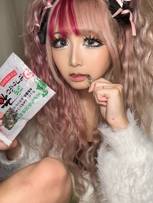 【おしゃぶり昆布 梅】かえちゃさんとおしゃぶり昆布のツーショット