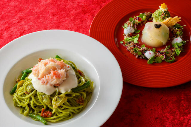 スペシャルセット 2,600円｜東京ディズニーリゾート「ディズニー・クリスマス」スペシャルメニュー｜販売店舗：東京ディズニーランド「イーストサイド・カフェ」｜発売日：2024年11月8日（金）〜12月25日（水）