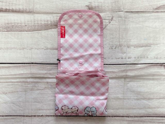 さらに下から半分に折りたたみ、くるくると丸めていきます