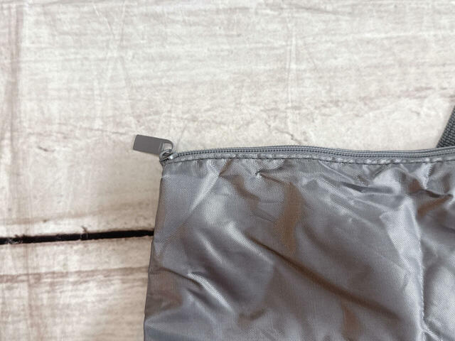 口はファスナーで開閉する仕様