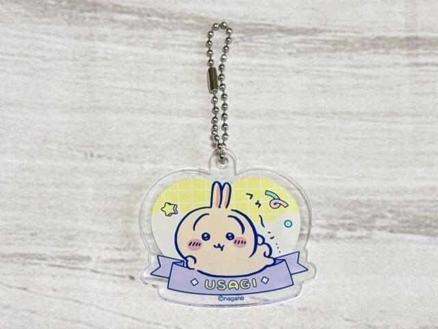 【ちいかわ×DAISO限定デザイン】「アクリルキーホルダー ちいかわ」うさぎはどこか“おじさんっぽさ”すら感じる堂々とした寝転びスタイルで、らしさ全開！