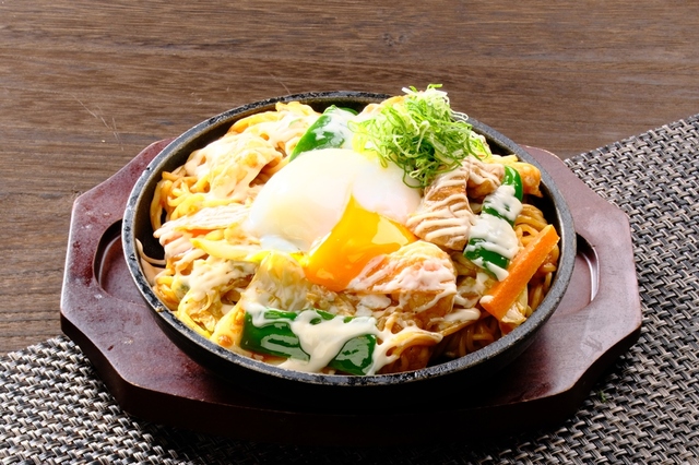 「旨コクジューシー!ホルモン甘辛焼きそば」<930円(税込)>【極楽湯が自慢のサウナ飯5品を販売開始】