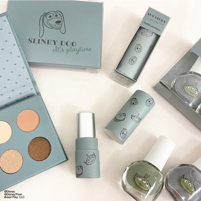 アイシャドウパレット、練り香水（チョコレートの香り）、ネイルカラー2本セット