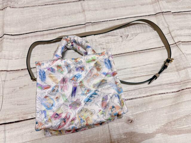 手持ちのストラップをつければ、ショルダーバッグとしても使えます!【ディズニー キルティングバッグ Ink and Paint Collection】
