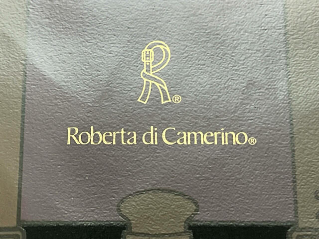 フロントにはロベルタ ディ カメリーノのゴールドのロゴ入り！