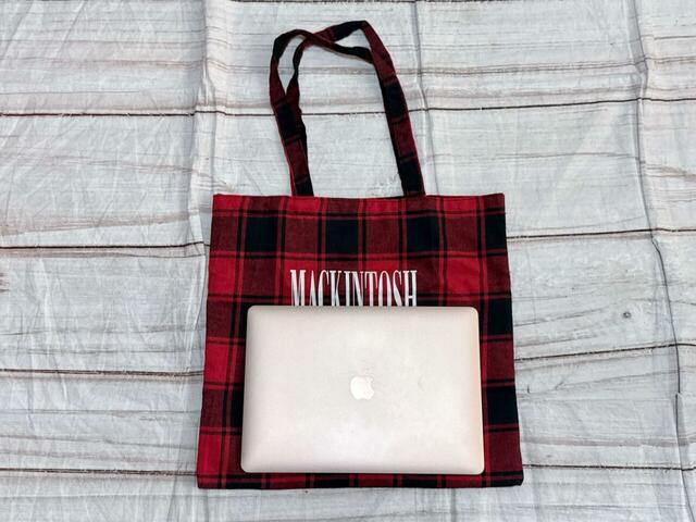 13インチのMacBook Airもラクラク収納可能！