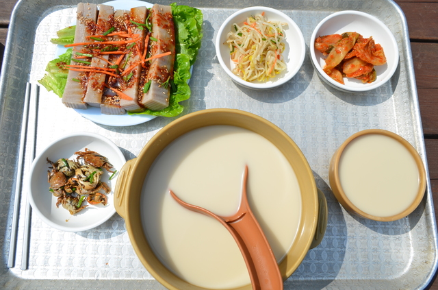 地方ごとに特色のあるマッコリがある。写真は半島南部の全羅南道（チョルラナムド）の離島、青山島（チョンサンド）のもの