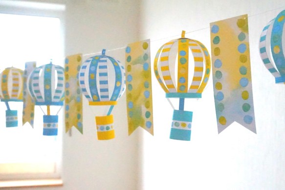 紙あそび製作所ペパル：青空に浮かぶ気球のガーランド