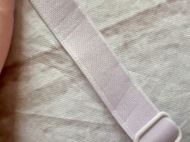 ストラップの取り外しはできません