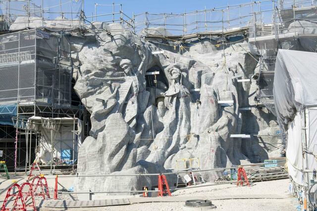 魔法の泉：「ファンタジースプリングス・エントリーウェイ」アナとエルサ（2022年10月撮影）