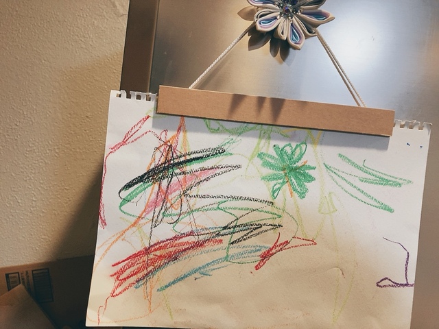 【無印良品 おえかきマグネットハンガー】冷蔵庫は紐を使わなくてもくっ付きますが、紐を使った方がおしゃれに見えます