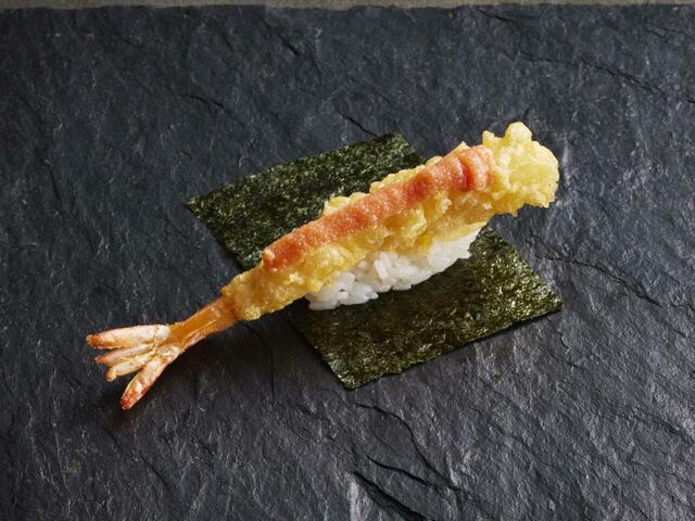 「【食卓のやまや】博多明太子海老天手巻き」<価格:264円(税込)>【【ゆず庵】11月18日より「鮪づくし三貫盛り」や「うに海鮮手巻き」「牡蠣の天ぷら」など、こだわりの贅沢メニューが新登場!】