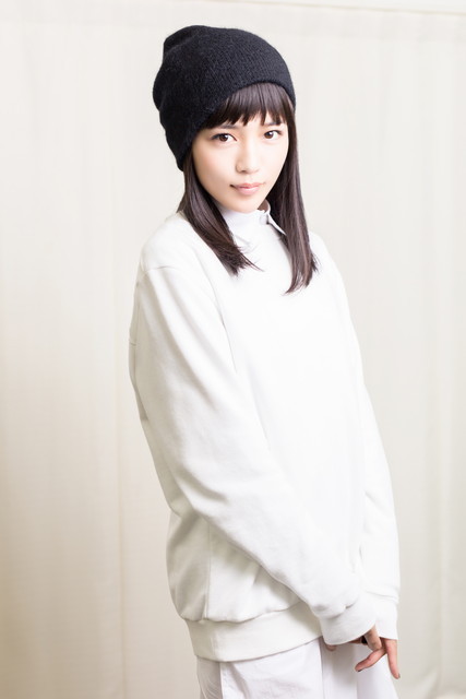 黒いニット帽もキュートだ