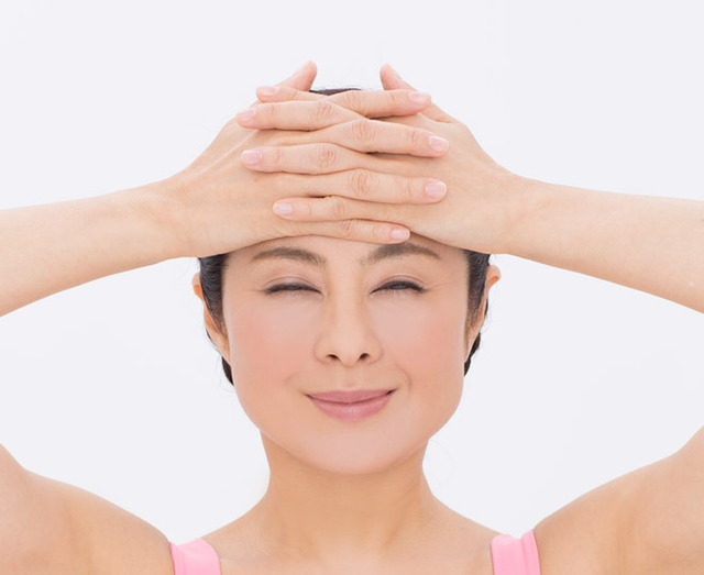 目ぢからアップ！「デカ目のオニ体操」<br/>顔：まぶたの力だけで、目を細めて→