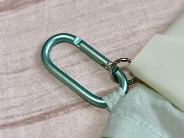 ミントグリーンのカラビナでポーチとカードケースをまとめたり、バッグにつけたりできます