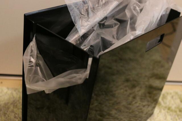 【山崎実業(Yamazaki)トラッシュカン ワイド ブラック】ポリ袋を本体の溝に引っ掛けてセットし、蓋を被せるだけ