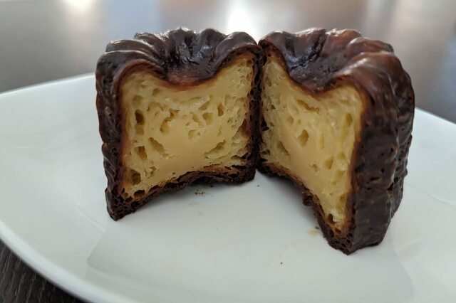 72時間熟成した生地を銅型で焼き上げたバニラ香る自家製カヌレ