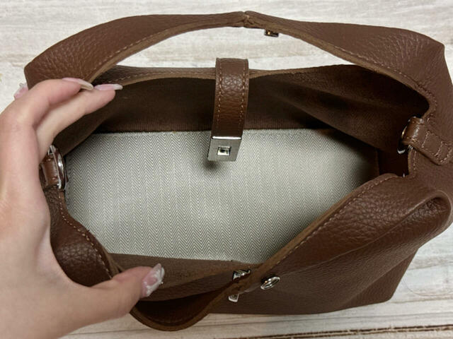 内側にはポケットなどはないシンプルなつくり