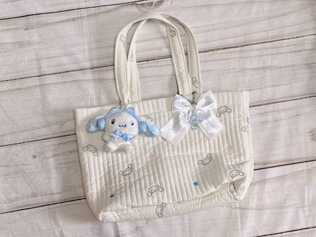 シナモンのバッグにチャームとマスコットをつけてみました♪