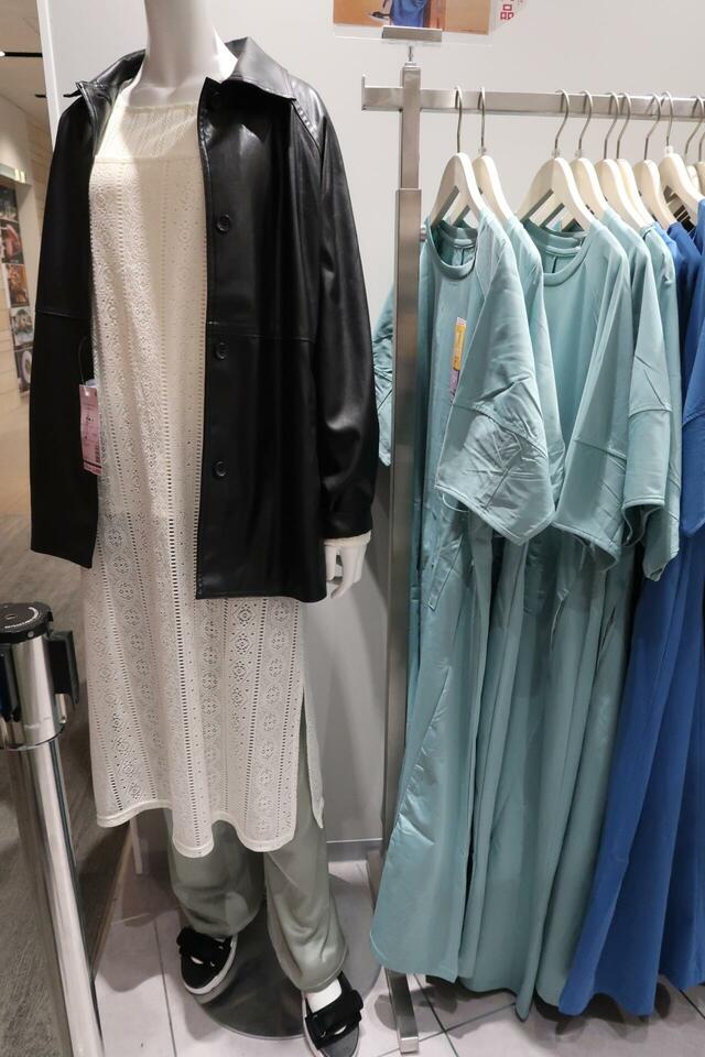 【Workman Colors】透け感のあるレースのキャミワンピースなど、デザイン性のある重ね着アイテムにも注目です◎