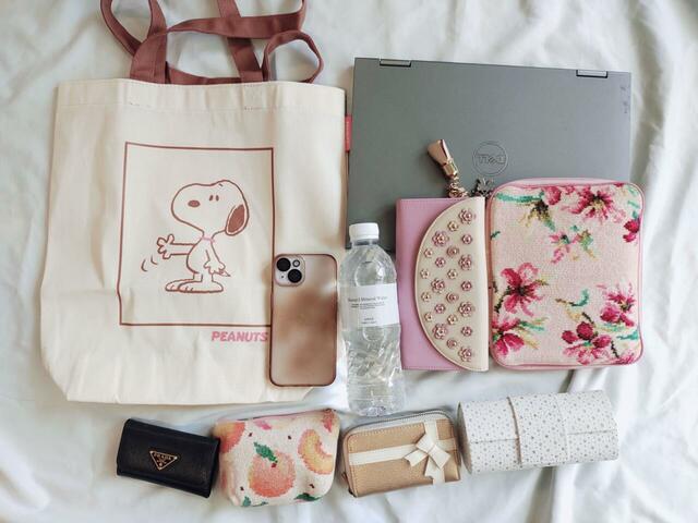 500mlのペットボトル、13.5インチのノートPC、長財布もラクラク